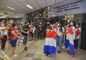Ajedrecistas paraguayos agasajados durante retorno al país
