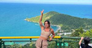 La Nación / “Simplemente feliz”, los días de playa de Larissa Riquelme en Brasil
