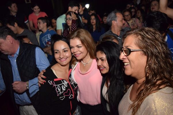 Juventud esteña con muestras de afecto a Sandra Zacarías en festival de Primavera #LagoJoven.