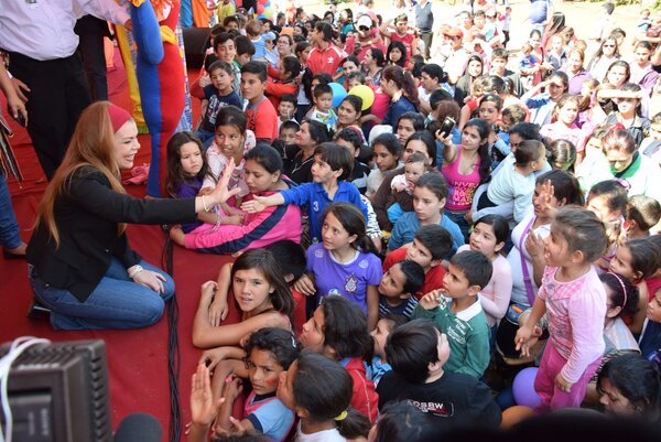 Sandra agasajó a niños por su día en festejo multitudinario en CDE.