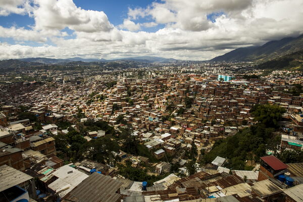 Piden a la Defensoría del Pueblo amparo ante las ocupaciones en Caracas - MarketData
