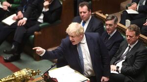 Dimite otra asesora de Johnson, quinta renuncia fiestas en pandemia
