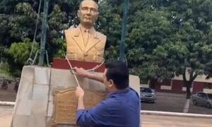 Enrique Salyn Buzarquis intenta derribar estatua de Patricio Colmán y militares lo impiden – Prensa 5