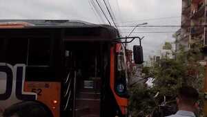 Bus chocó en el centro de Asunción tras perder los frenos