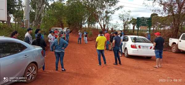Pobladores de Península protestan por falta de camino e intendente Godoy les ignora - La Clave