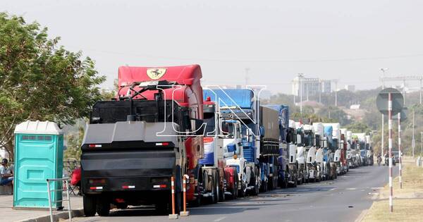 La Nación / Transporte de carga irá a paro desde el lunes con unos 36.000 camiones