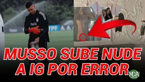 El portero argentino Juan Musso publica por error una foto desnudo y su novia le contesta