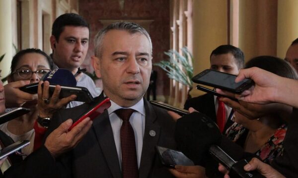 Centurión vuelve a ser asesor político de Abdo y, Arnold es nuevo viceministro del Interior