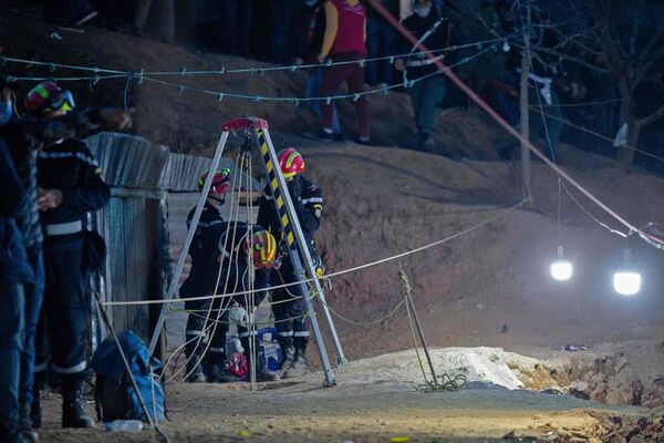 Los servicios de rescate trabajan “con la esperanza de sacar a Rayan vivo” - Mundo - ABC Color