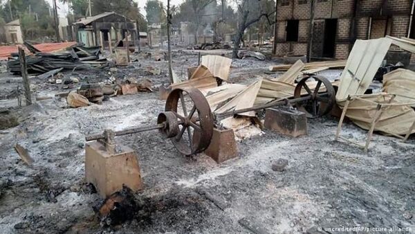 Ejército de Birmania quema cientos de casas en bastión opositor