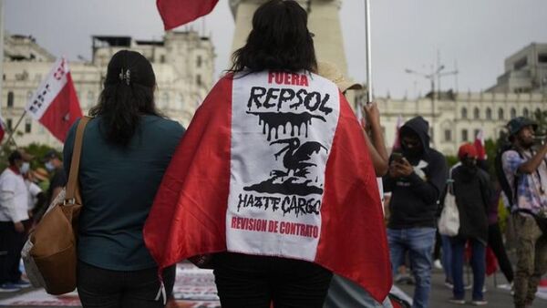 Repsol promete extraer todo el crudo de la costa de Perú para marzo