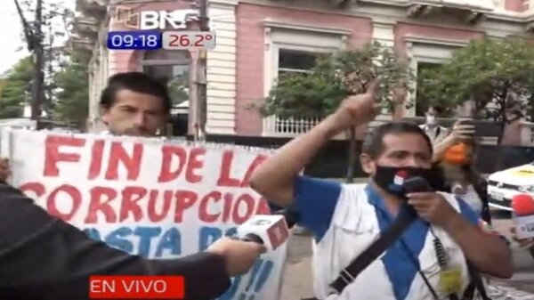 Realizan escraches contra Hugo Javier en la Fiscalía | Noticias Paraguay