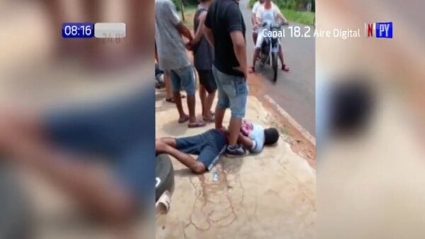 Hartos de la inseguridad, vecinos detuvieron a presuntos ladrones en J.A. Saldívar | Noticias Paraguay