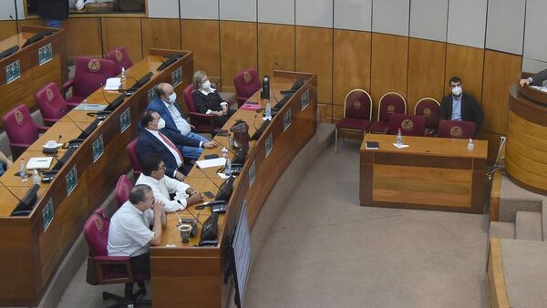Diputados debaten juicio político a Arnaldo Giuzzio en medio de acusaciones y defensas