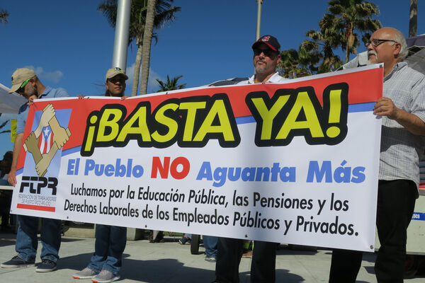Maestros en Puerto Rico se manifiestan por el recorte de las pensiones - MarketData