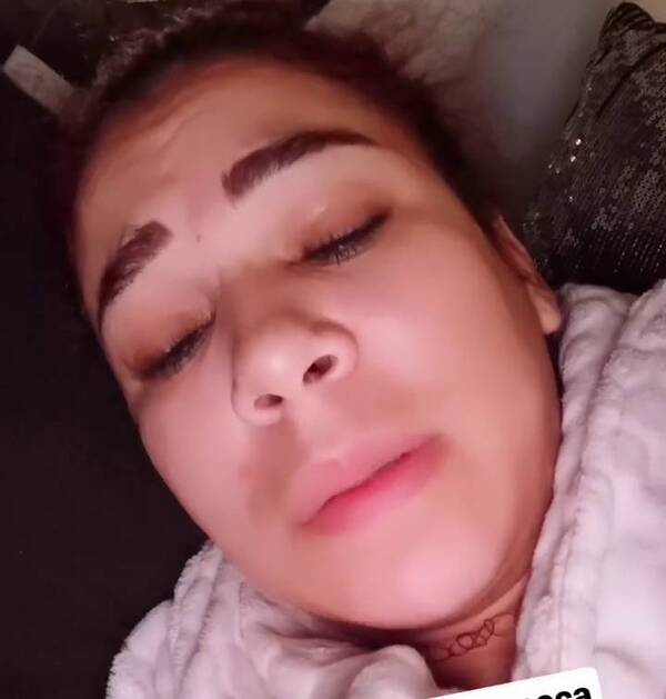 Crónica / [VIDEO] Cantante cayó tumbada por la vacuna