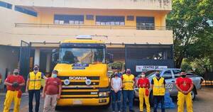 La Nación / Tigo entrega 30.000 botellas de agua a los bomberos voluntarios