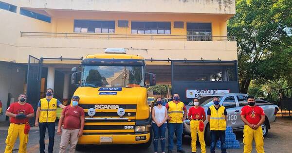 La Nación / Tigo entrega 30.000 botellas de agua a los bomberos voluntarios