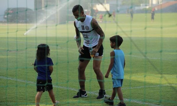 “Sos fuerte hermano querido”: Derlis González jugó con los peques de Tito Torres y le dejó un mensaje a su amigo