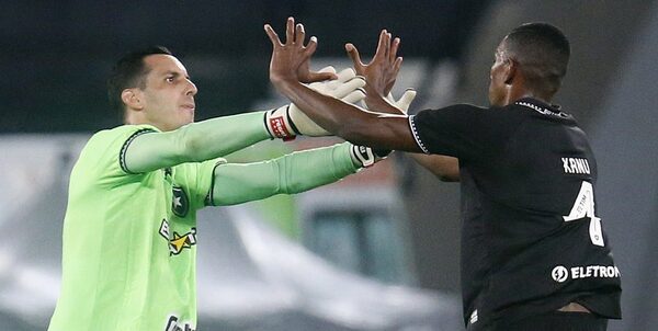 Botafogo, con 'Gatito' Fernández en portería, logra gran remontada