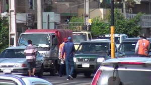 Policía Municipal vuelve a retirar limpiavidrios de las calles de Encarnación