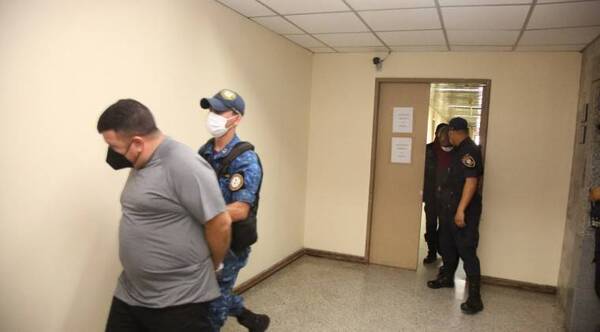 Crónica / Polis que habrían metido mano en antecedentes van a la FOPE por orden de juez
