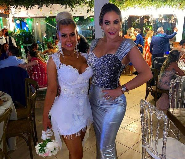 Crónica / ¡El look de los famosos y los chismes de la "boda del verano"!