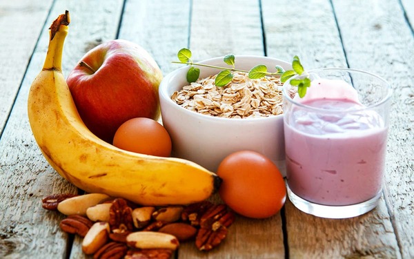 ¿Qué alimentos debería consumir para evitar la hinchazón?