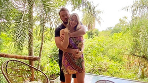 Crónica / Edwin Storrer y su novia envían una tarjeta con regalo a los invitados a su boda