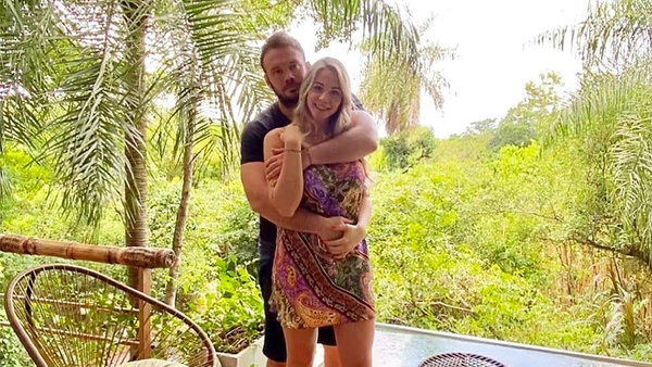 Crónica / Edwin Storrer y su novia envían una tarjeta con regalo a los invitados a su boda