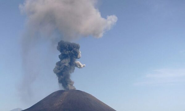 El volcán Anak Krakatoa entra en erupción