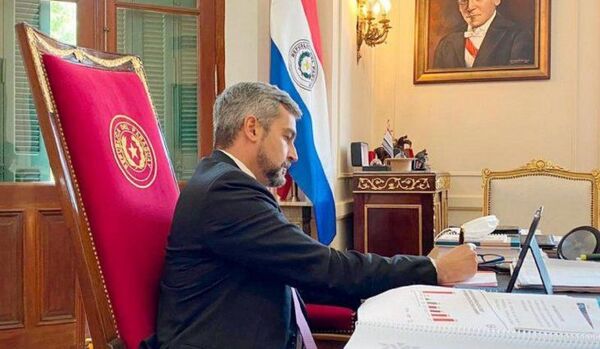Mario Abdo decreta aumento del impuesto al tabaco al 20%