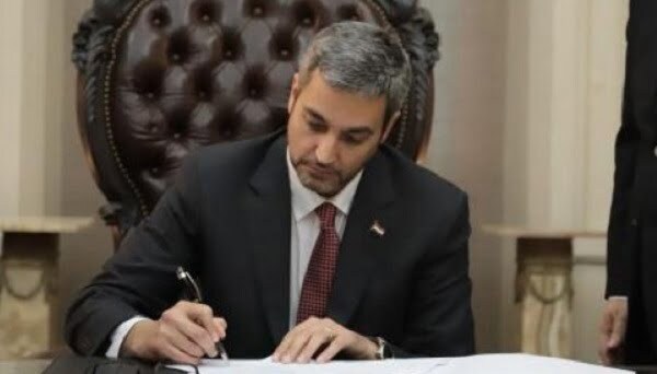 Mario Abdo decreta aumento del impuesto al tabaco al 20% - Noticiero Paraguay