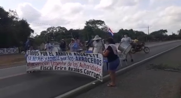 Pobladores de Aguapety cierran ruta - Noticiero Paraguay