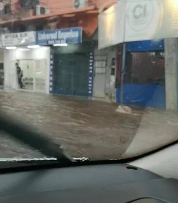 Crónica / [VIDEO] No es hína Atlantis, es San Lorenzo que ¡quedó bajo agua por la lluvia!