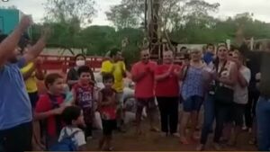 Pobladores de Caapucú celebran que volvió a salir agua en la zona