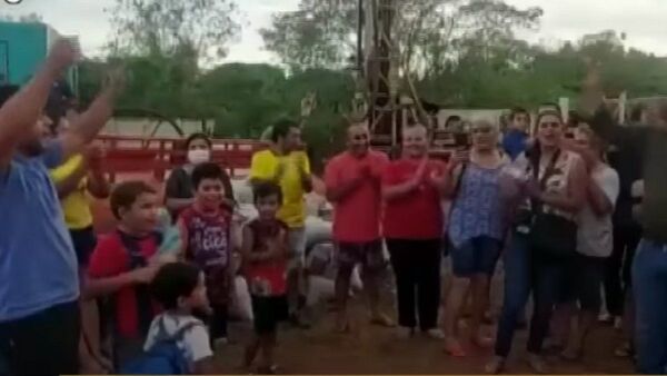 Pobladores de Caapucú celebran que volvió a salir agua en la zona