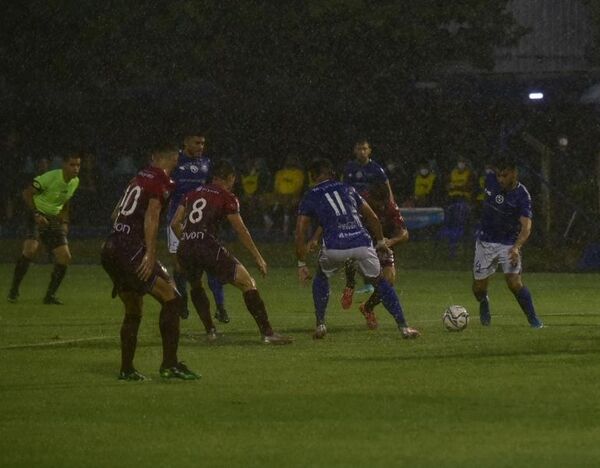 Sol de América vs. Nacional: hubo lluvia pero no de goles - Fútbol - ABC Color