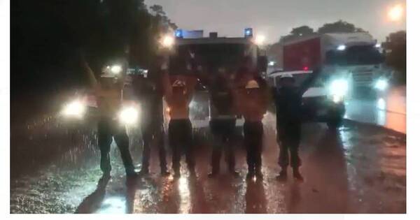 La Nación / Bendita lluvia: la danza de la alegría de los bomberos de Carapeguá