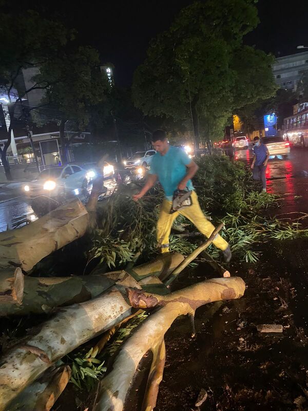 Después de la intensa lluvia, salieron a limpiar las calles