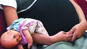 Encerraba a su hija para que abusaran de ella