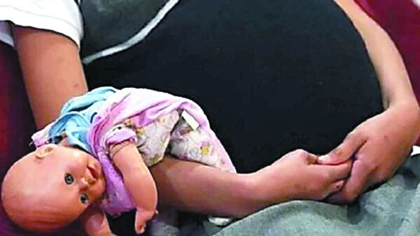 Encerraba a su hija para que abusaran de ella