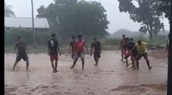 En Yalve Sanga celebraron la lluvia con un partido de fútbol
