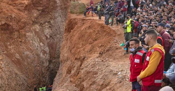 La Nación / Marruecos: quinto día decisivo de rescate de niño caído en pozo