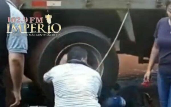 Una mujer sobrevive tras ser arrollada por un camión de gran porte