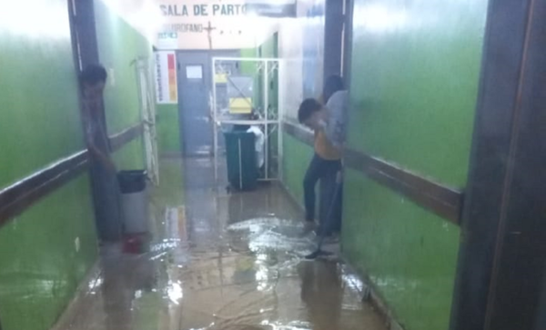 Tras lluvia se inundó el Hospital Distrital de Caaguazú - Noticiero Paraguay