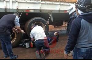 Crónica / Motoqueira quedó atrapada bajo feroz camión: Le reventó la pierna