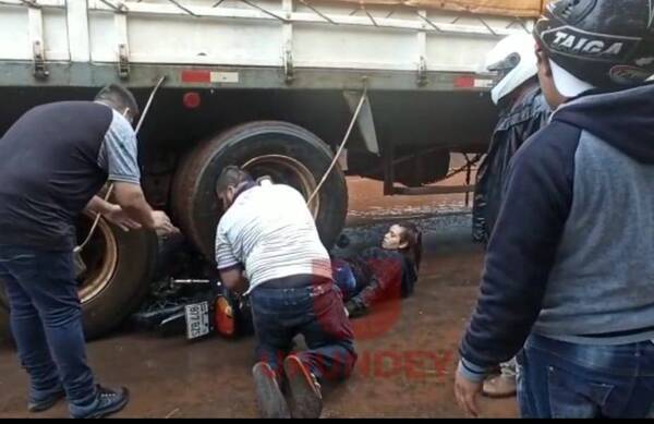 Crónica / Motoqueira quedó atrapada bajo feroz camión: Le reventó la pierna
