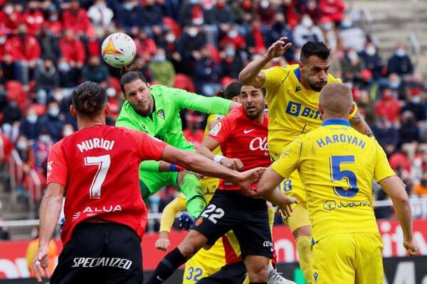 Crónica / Ocoloborá el Cádiz de Arzamendia y sigue en zona de descenso