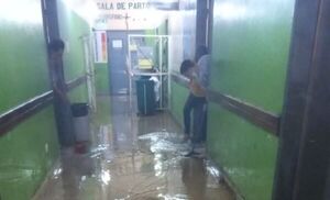Lluvia inundó Hospital Distrital de Caaguazú